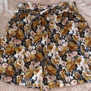Beautiful dressy shorts 🩳🧡